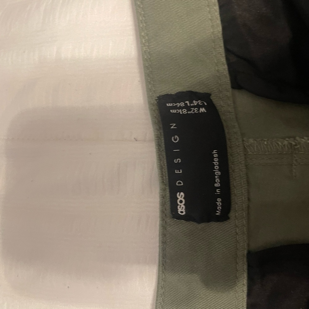 NEVER WORN PANTS, cargos in perfect condition.